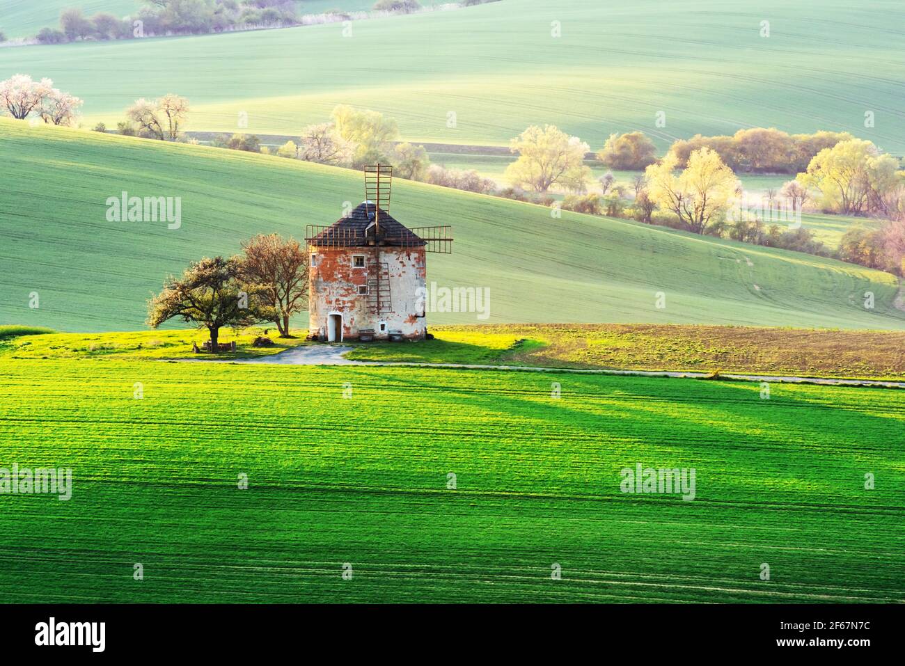 Paysage rural pittoresque avec ancien moulin à vent Banque D'Images