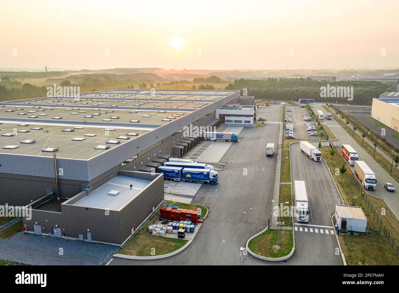 Vue aérienne du matin sur l'aréal logistique avec les halls d'entrepôt, les routes, les parkings et les camions. Transport et logistique. Banque D'Images