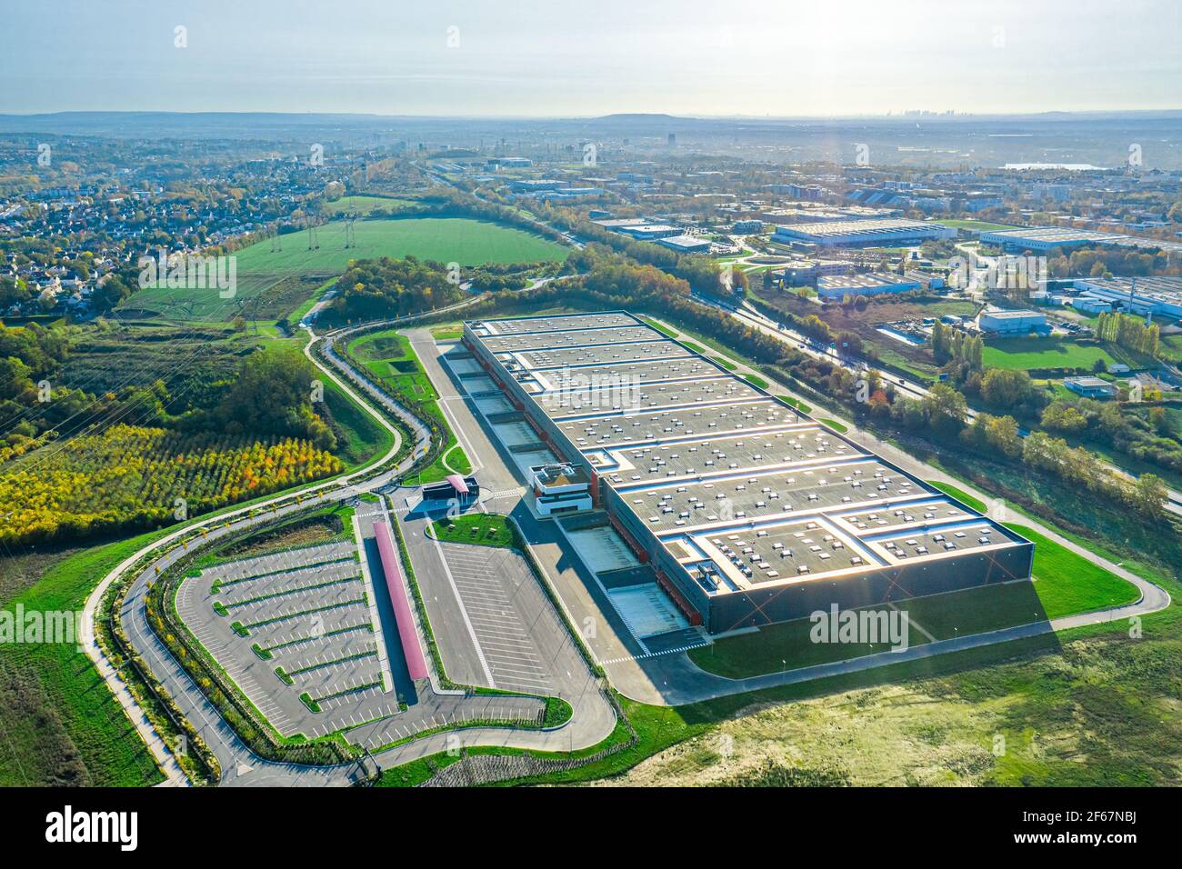 Vue aérienne du tout nouveau bâtiment d'entrepôt dans l'aréal logistique. Transport et logistique, bâtiment industriel moderne et technologie. Banque D'Images
