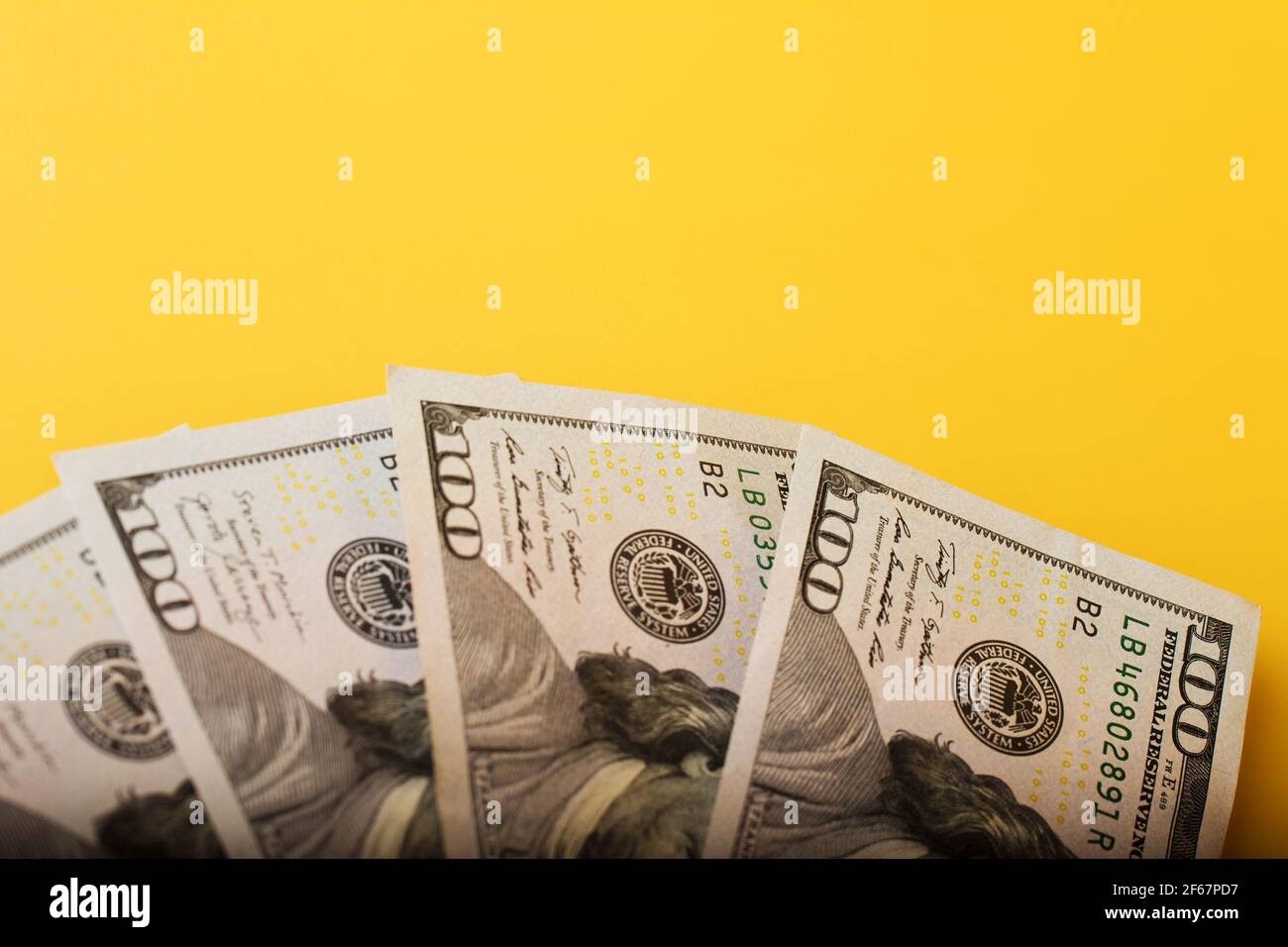 Dollars américains sur fond jaune. Cent dollars. Devise américaine. Banque D'Images