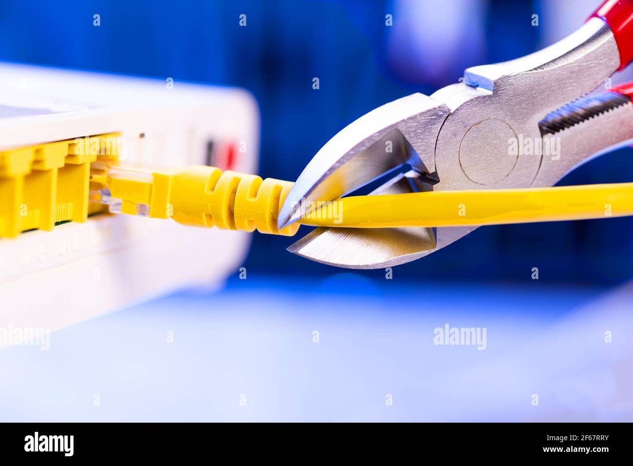 Un dispositif de coupe pour couper un câble réseau coupe un câble en gros plan Photo Stock Alamy
