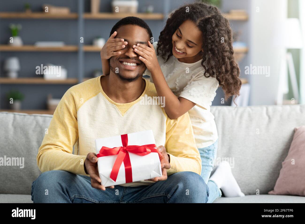 Petite fille mignonne donnant cadeau à son papa Photo Stock - Alamy