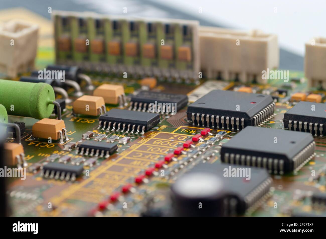Gros plan de la carte de circuit imprimé électronique avec puce, processeur, circuits intégrés, résistances et connexions électroniques. Banque D'Images