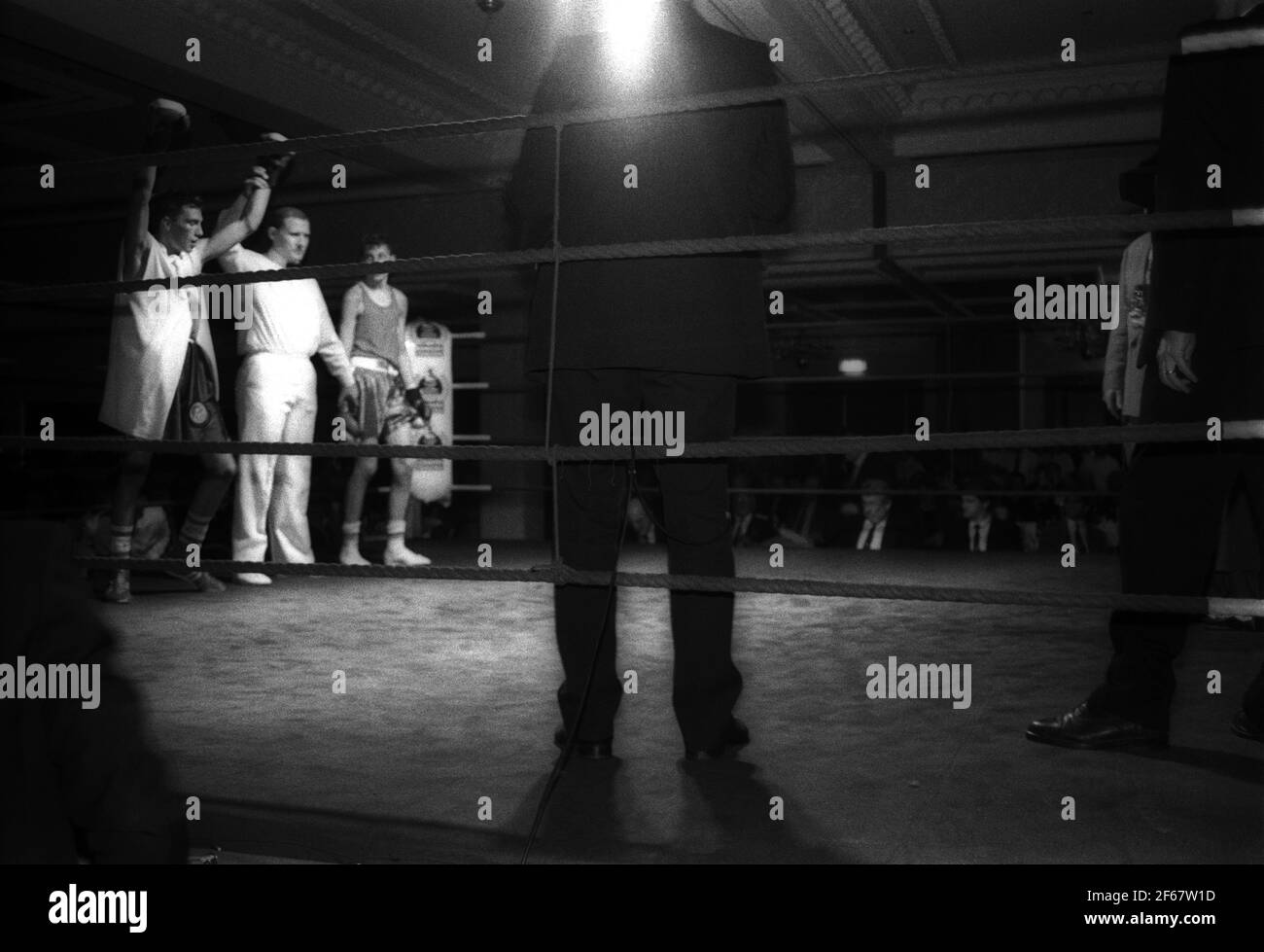 Vainqueur déclaré à la boxe de combat à la nuit de combat amateur Banque D'Images