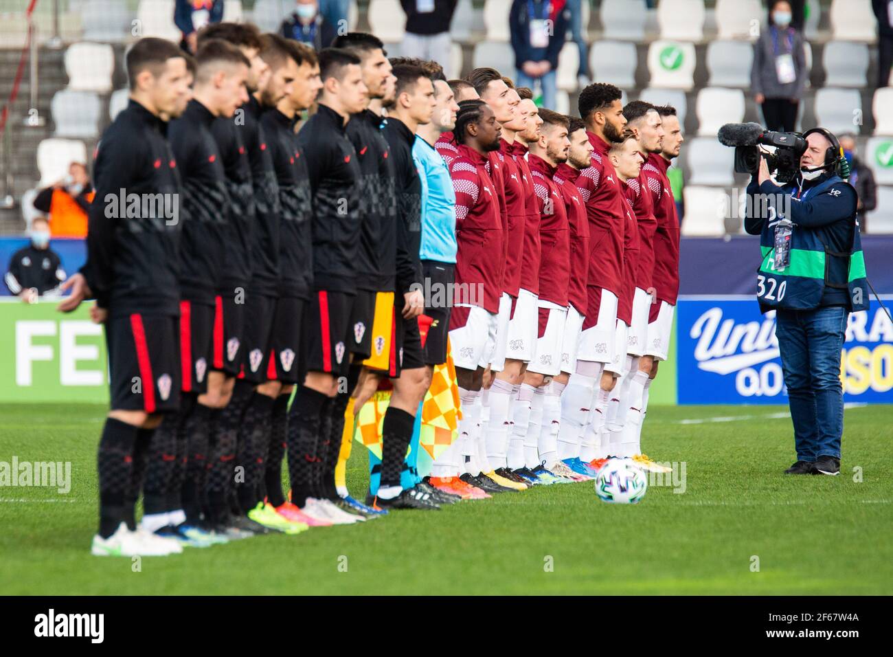 KOPER, SLOVÉNIE - MARS 28: Les joueurs de la Suisse écoutant l'hymne national avant le match de l'UEFA European Under-21 Championship Group D 2021 entre la Croatie et la Suisse au Stadion Bonifacika le 28 mars 2021 à Koper, Slovénie. Mo de média Banque D'Images