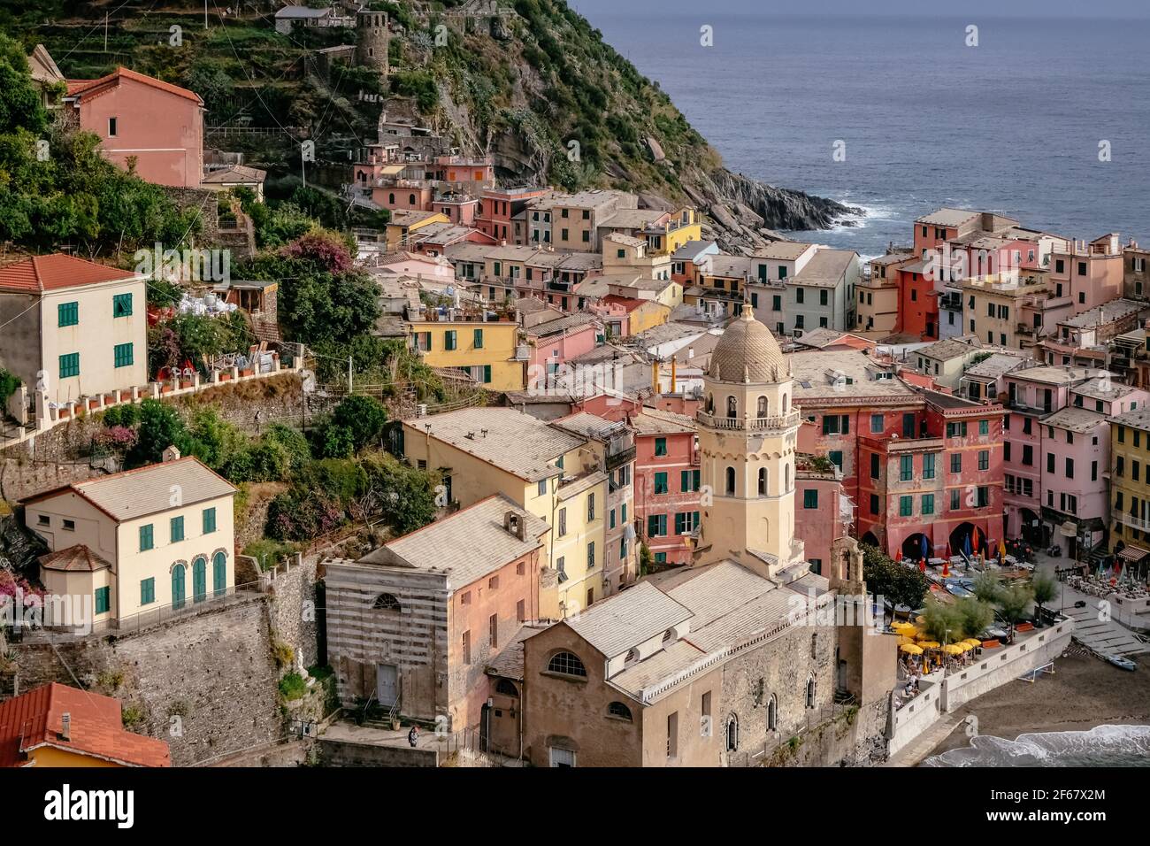 Carte Postale Classique Vue Aerienne De Vernazza Cinque Terre Italie Maisons Colorees Et Un Magnifique Port Naturel Avec De L Eau Bleu Vif Photo Stock Alamy