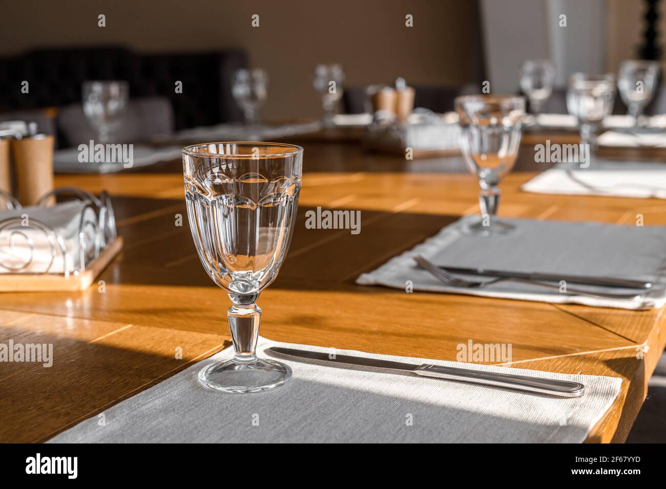 Des verres à vin vides sont sur la table du restaurant. Fragment de paramètre de table Banque D'Images