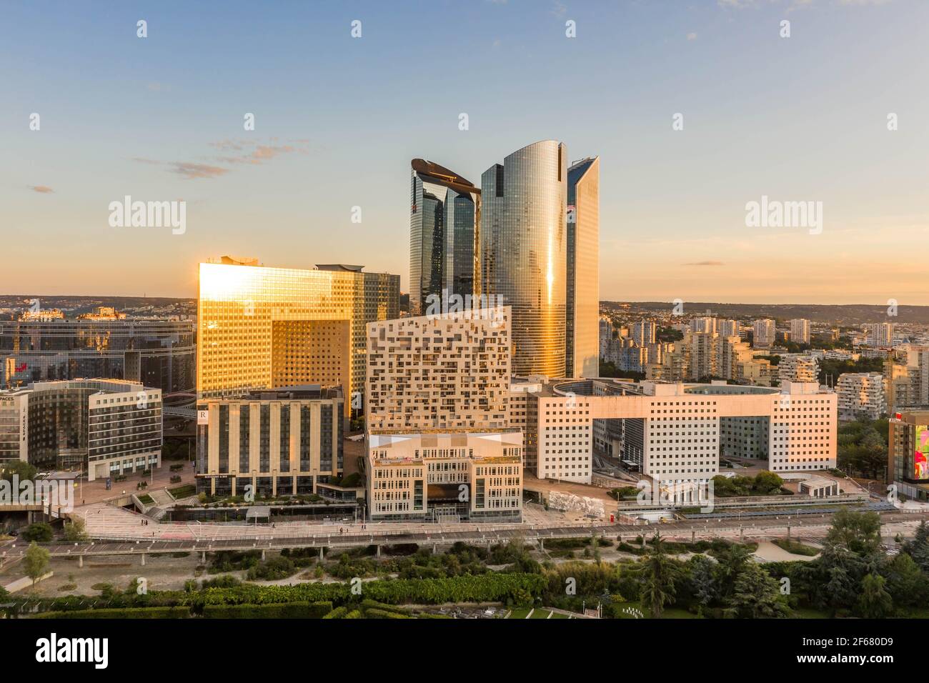 Paris, France - 20 juin 2020 : vue aérienne des gratte-ciels dans le poste de la Défense verrouillé pendant le coucher du soleil Banque D'Images