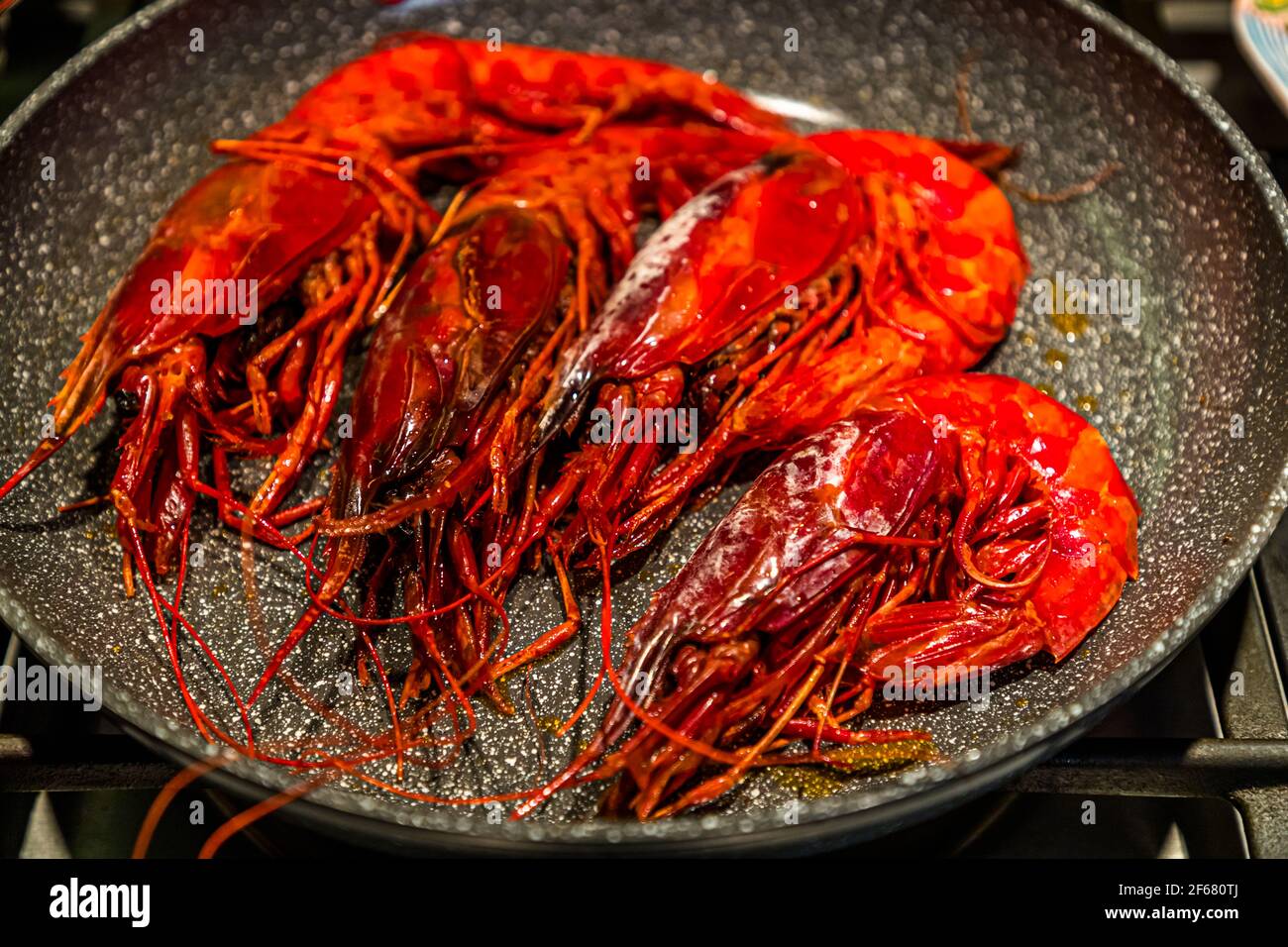 Carabineros, le roi rouge des crevettes dans la casserole. Grevenbroich, Allemagne Banque D'Images