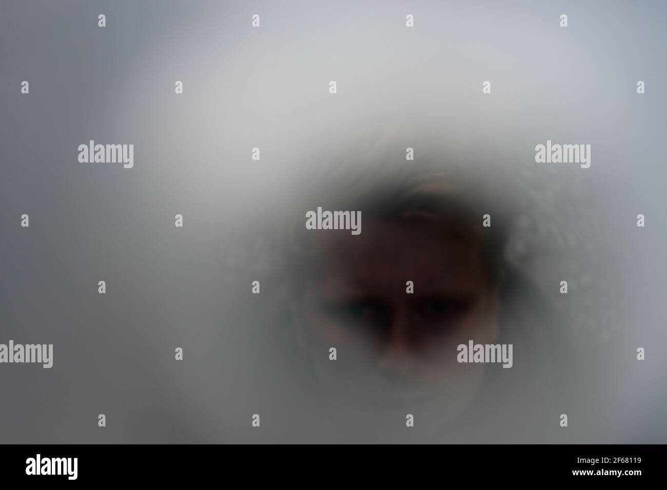 Portrait flou d'un homme inquiet. Tunnel Vision. Représentation d'attaques de panique, d'anxiété ou de perte de vue. Banque D'Images