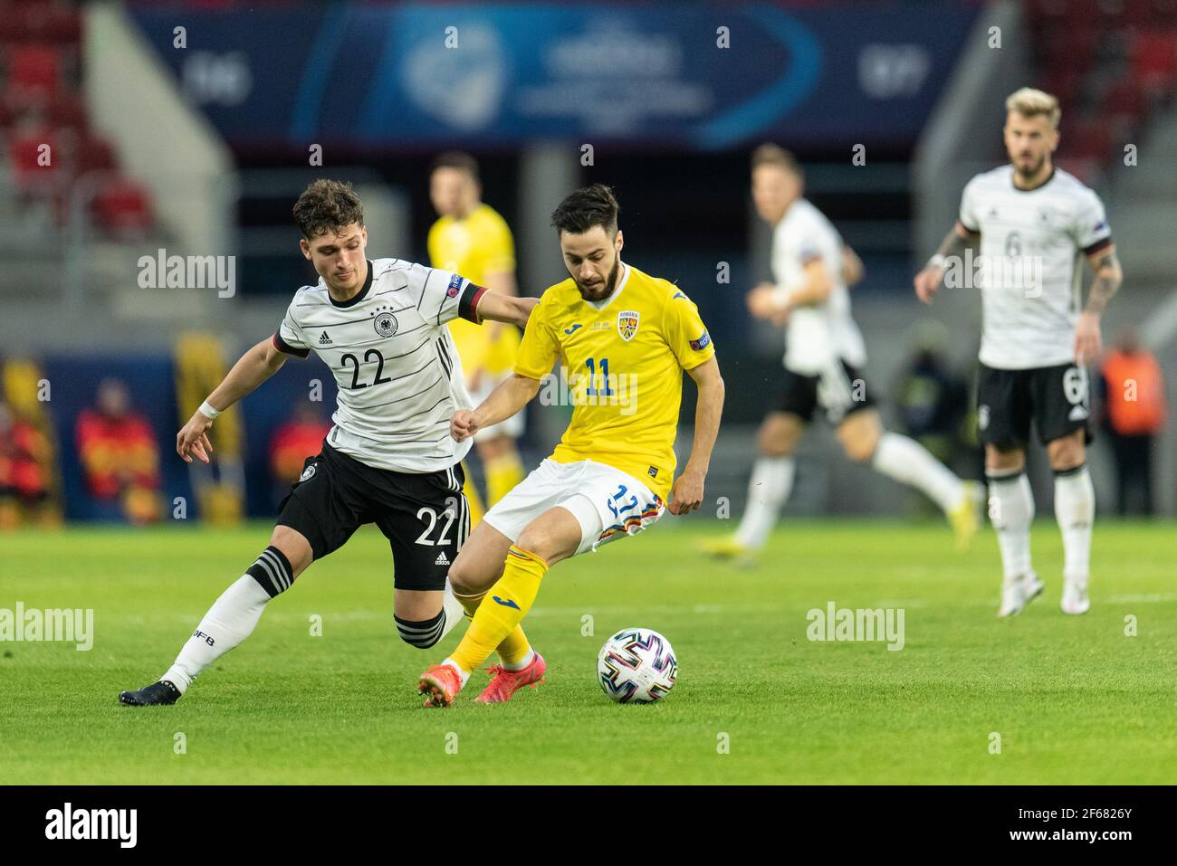 Budapest, Hongrie. 30 mars 2021. Mateo Klimowicz (22) d'Allemagne et Andrei Ciobanu (11) de Roumanie vus pendant le match de l'UEFA EURO U-21 entre l'Allemagne et la Roumanie à Bozsik Stadion à Budapest. (Crédit photo : Gonzales photo/Alamy Live News Banque D'Images