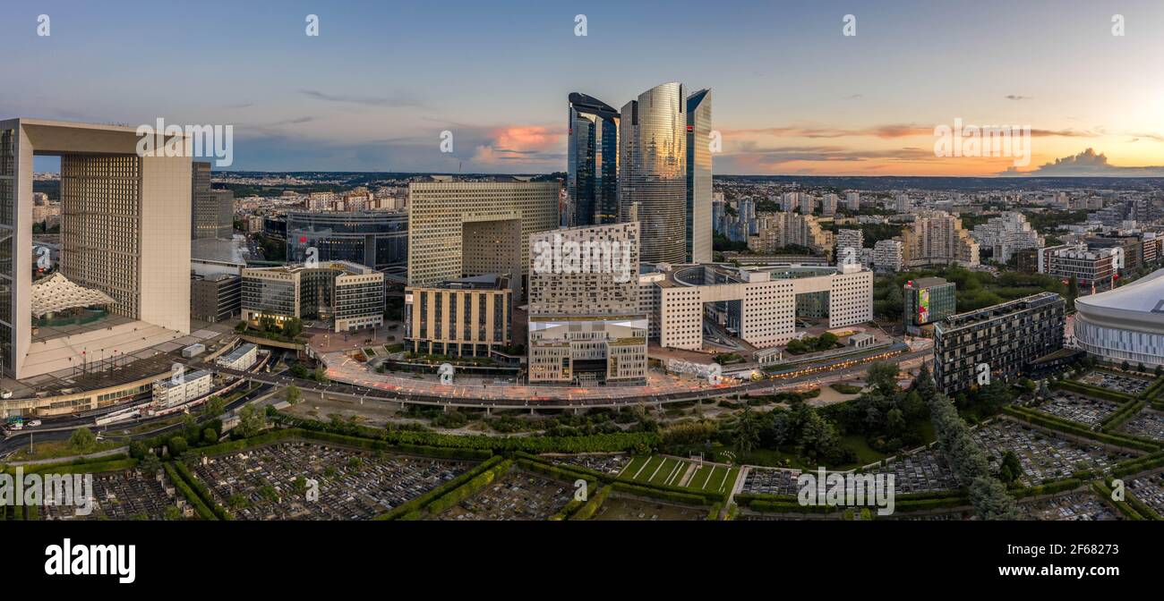 Paris, France - 18 juin 2020 : tir de drone aérien de gratte-ciel dans la Défense après un confinement pandémique au coucher du soleil Banque D'Images