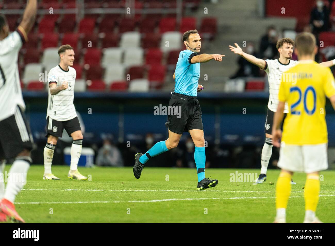 Budapest, Hongrie. 30 mars 2021. L'arbitre Guillermo Cuadra Fernandez se place au point de pénalité pour une pénalité allemande lors du match de l'UEFA EURO U-21 entre l'Allemagne et la Roumanie au Bozsik Stadion à Budapest. (Crédit photo : Gonzales photo/Alamy Live News Banque D'Images