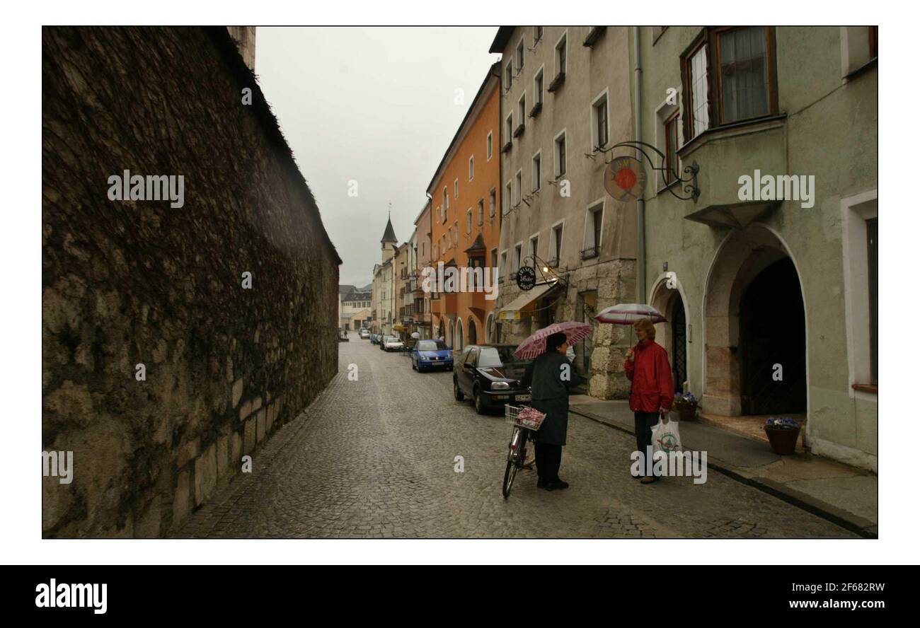 Rattenberg, la plus petite ville d'Autriche, vivant à l'ombre de la montagne Stadtberg, prévoit d'installer une banque de trente miroirs géants pour refléter le soleil d'hiver dans les rues.pic David Sandison 24-25/3/2005 Banque D'Images