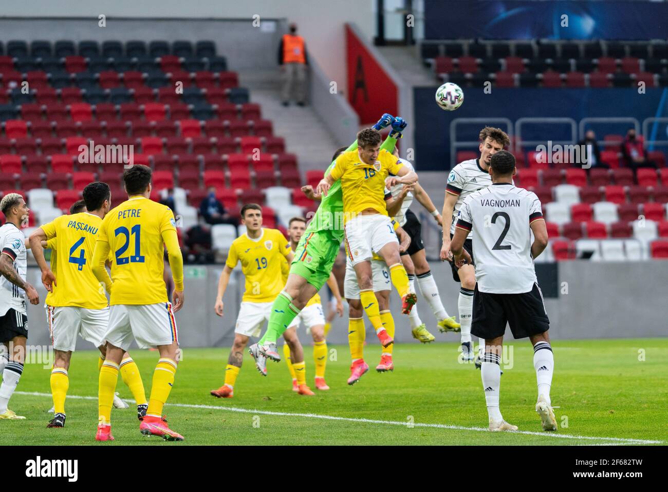 Budapest, Hongrie. 30 mars 2021. Catalin ITU (18) et le gardien de but Andrei Vlad (1) de Roumanie vus lors du match de l'UEFA EURO U-21 entre l'Allemagne et la Roumanie à Bozsik Stadion à Budapest. (Crédit photo : Gonzales photo/Alamy Live News Banque D'Images