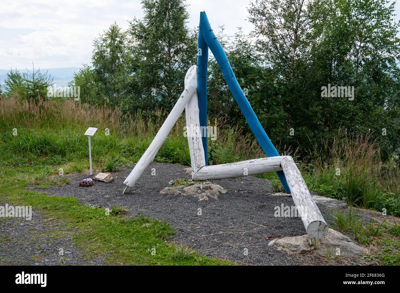 Station XIII du chemin de la Croix: Jésus est pris de la Croix. Kalvária na Peknú vyhliadku. Starý Smokovec, Slovaquie. 2020-07-27. Banque D'Images Station XIII du chemin de la Croix: Jésus est pris de la Croix. Kalvária na Peknú vyhliadku. Starý Smokovec, Slovaquie. 2020-07-27. Banque D'Images