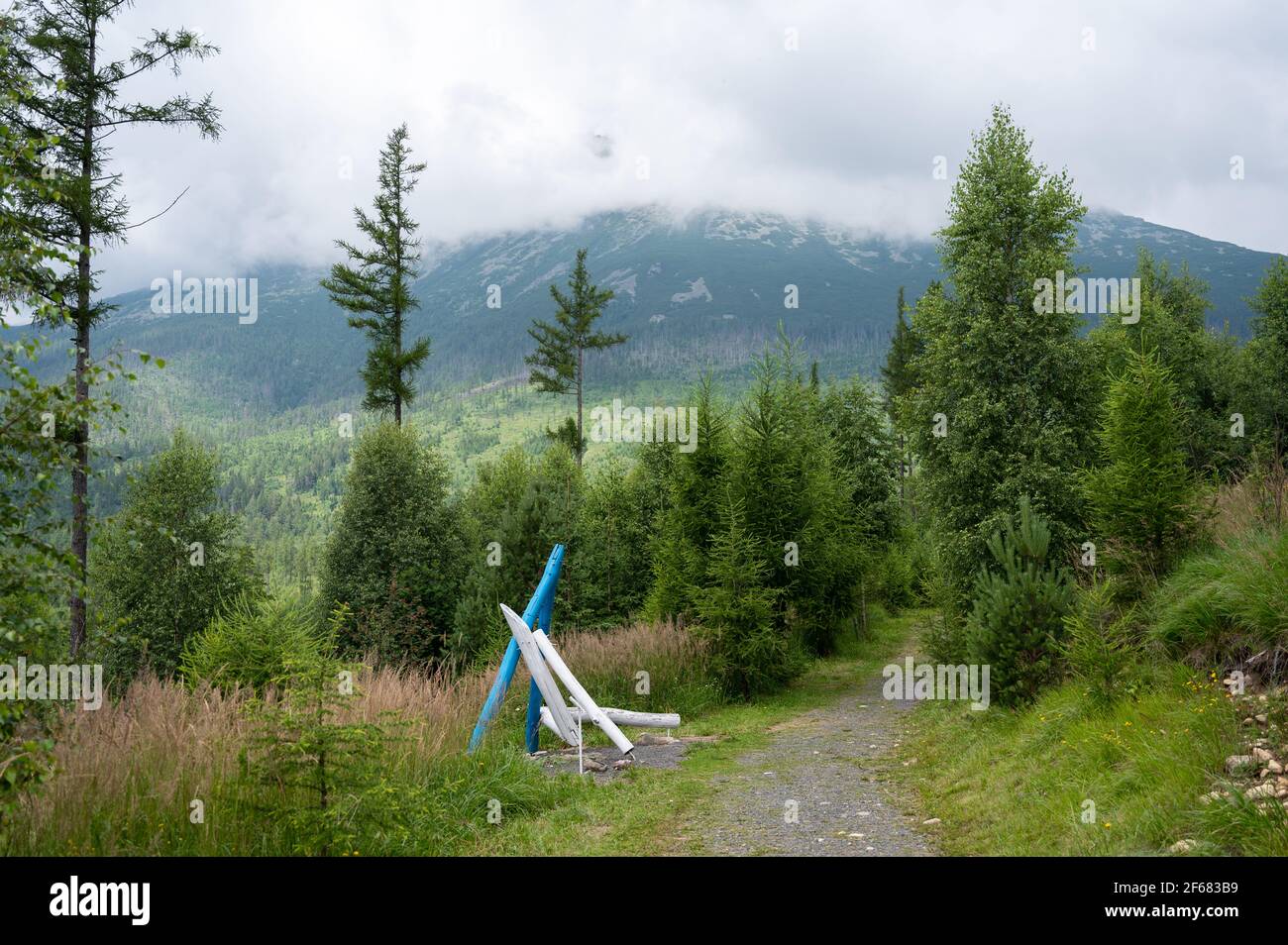 Station XIII du chemin de la Croix: Jésus est pris de la Croix. Kalvária na Peknú vyhliadku. Starý Smokovec, Slovaquie. 2020-07-27. Banque D'Images Station XIII du chemin de la Croix: Jésus est pris de la Croix. Kalvária na Peknú vyhliadku. Starý Smokovec, Slovaquie. 2020-07-27. Banque D'Images
