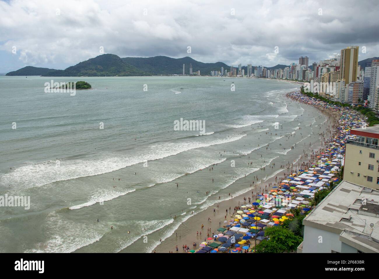 BALNEARIO CAMBORIU, BRÉSIL - 01 JANVIER 2011 : plage remplie de touristes pendant le premier jour de l'année Banque D'Images