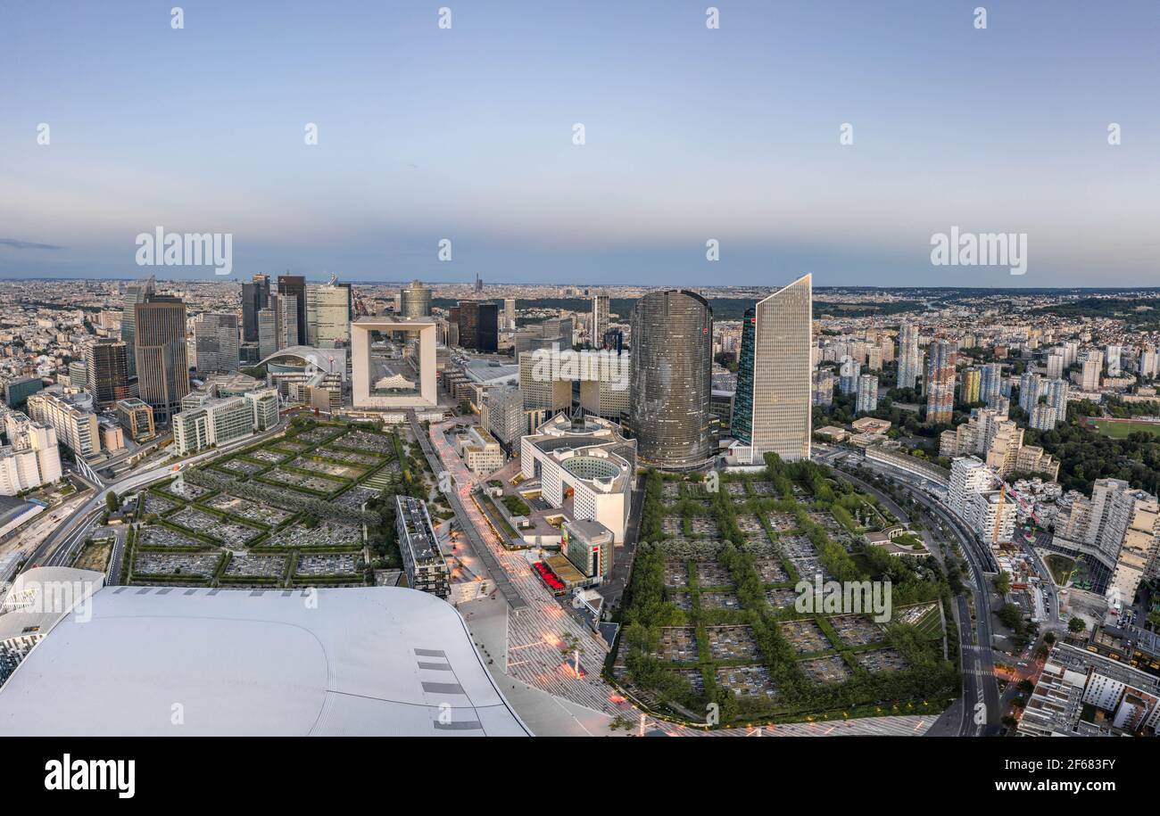 Paris, France - 20 juin 2020 : prise de vue aérienne panoramique des gratte-ciels de la Défense après un confinement pandémique au coucher du soleil Banque D'Images
