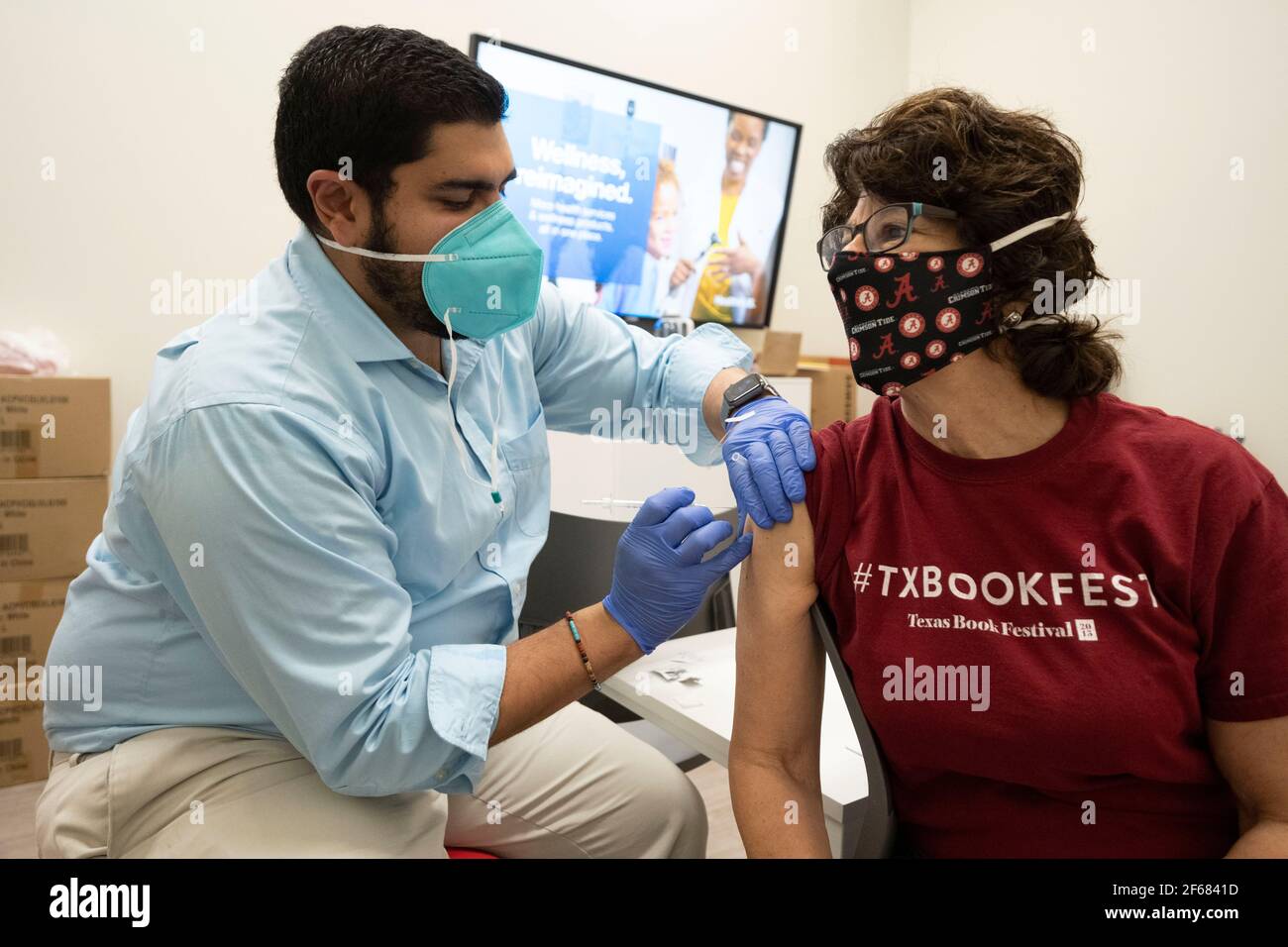 Austin, Texas 30 mars 2021: JANIS DAEMMRICH (r), 65 ans, reçoit sa deuxième dose du vaccin COVID-19 de Pfizer dans une pharmacie locale, trois semaines après la première dans le même endroit. Le Texas signale des envois plus importants de vaccins et 1 Texans sur 6 est entièrement vacciné, soit environ 16 %. Banque D'Images