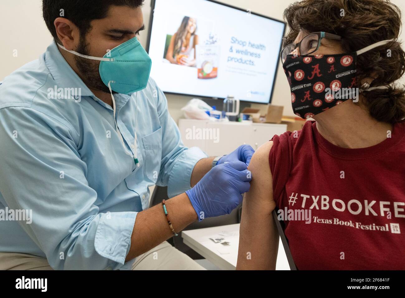 Austin, Texas 30 mars 2021: JANIS DAEMMRICH (r), 65 ans, reçoit sa deuxième dose du vaccin COVID-19 de Pfizer dans une pharmacie locale, trois semaines après la première dans le même endroit. Le Texas signale des envois plus importants de vaccins et 1 Texans sur 6 est entièrement vacciné, soit environ 16 %. Banque D'Images