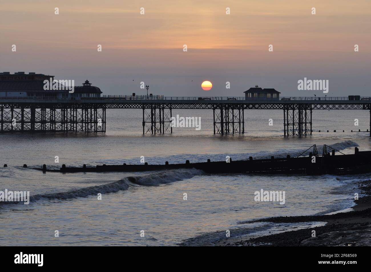 Lever du soleil sur la jetée de Cromer, Cromer, Norfolk, Angleterre, Royaume-Uni Banque D'Images