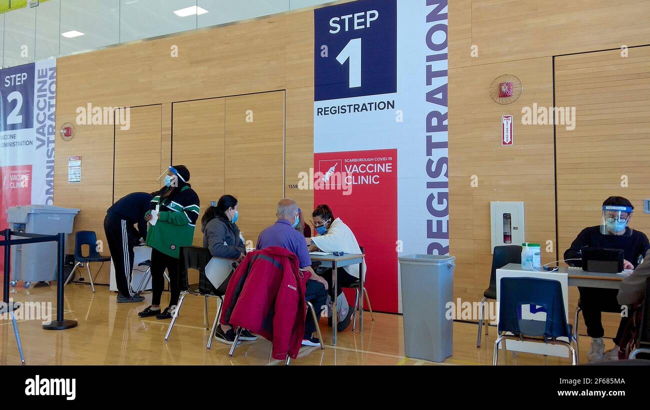 Panneaux à l'intérieur du bâtiment du Centre athlétique qui utilisent comme distribution de la clinique de vaccination de masse. Banque D'Images