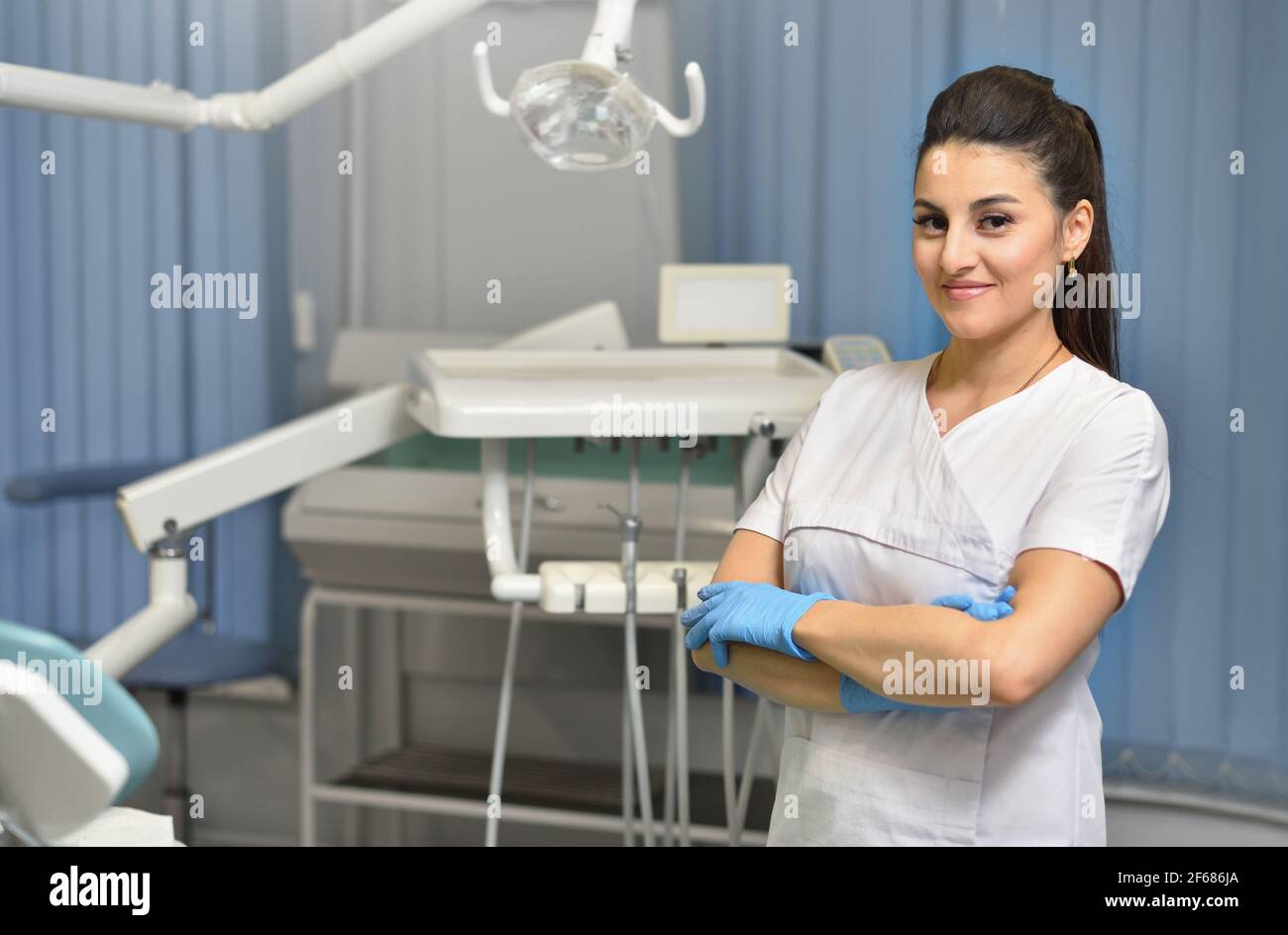 Portrait d'une jeune femme dentiste dans son lieu de travail Banque D'Images