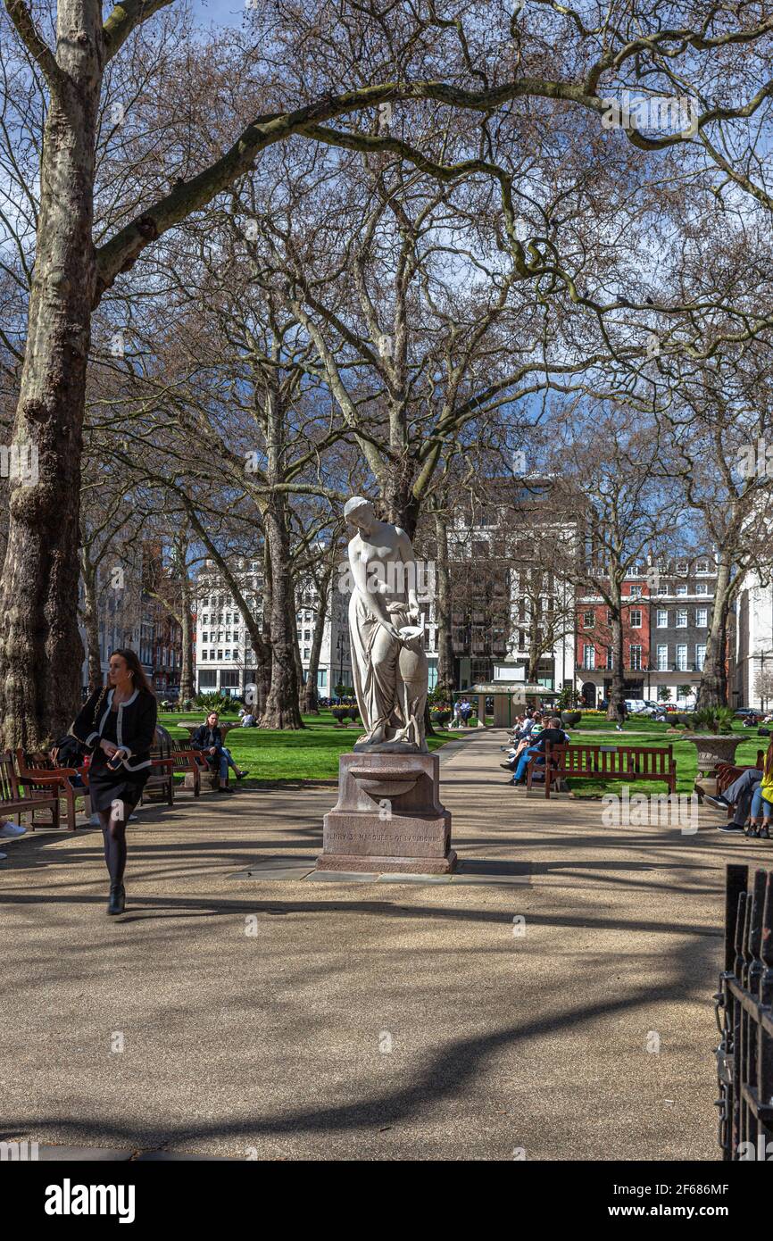 Statue de nymphe par Alexander Munro sur la fontaine de Lansdowne, Berkeley Square, Mayfair, Londres, Angleterre, ROYAUME-UNI. Banque D'Images