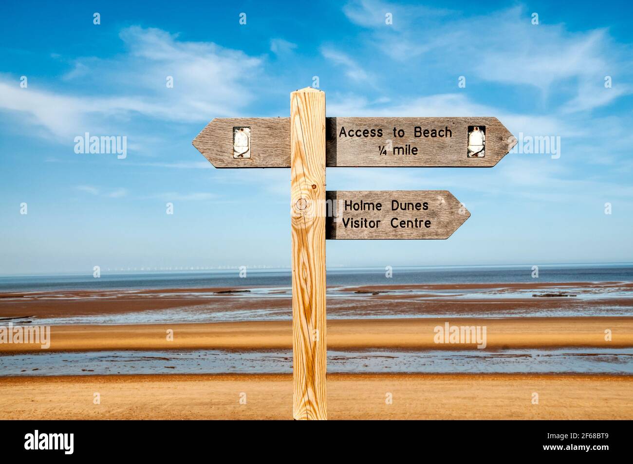 Panneau indiquant le centre d'accueil de Holme Dunes et l'accès à la plage de Holme depuis le chemin de la côte de Norfolk le long de la côte nord de Norfolk. Banque D'Images