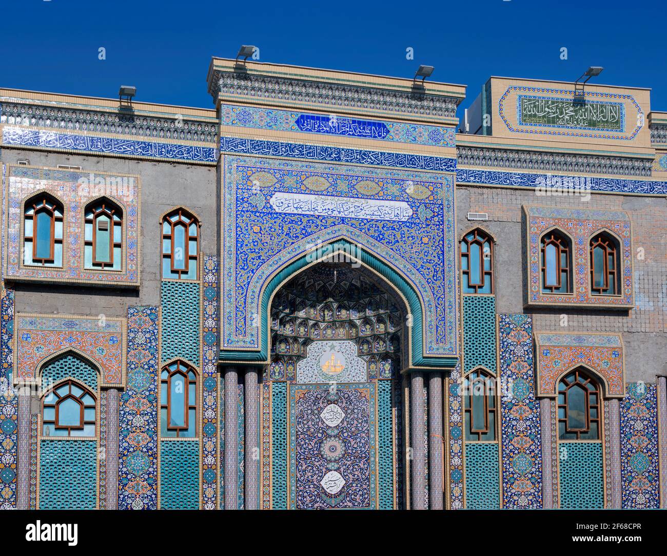 Vue sur la magnifique mosquée iranienne avec ses motifs complexes et porte d'entrée en bois capturée à Bur Dubai, Émirats Arabes Unis. Banque D'Images