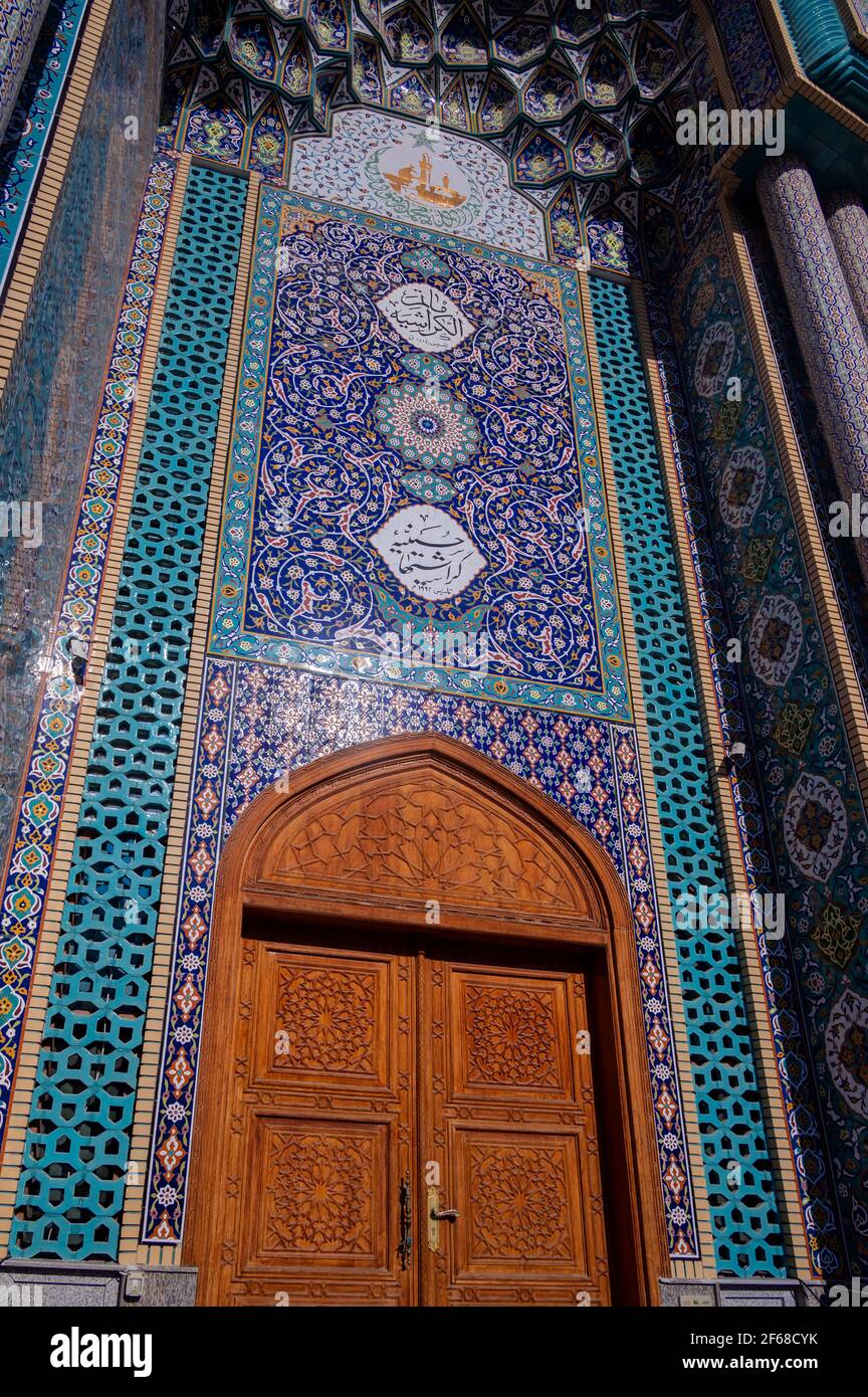 Vue sur la magnifique mosquée iranienne avec ses motifs complexes et porte d'entrée en bois capturée à Bur Dubai, Émirats Arabes Unis. Banque D'Images