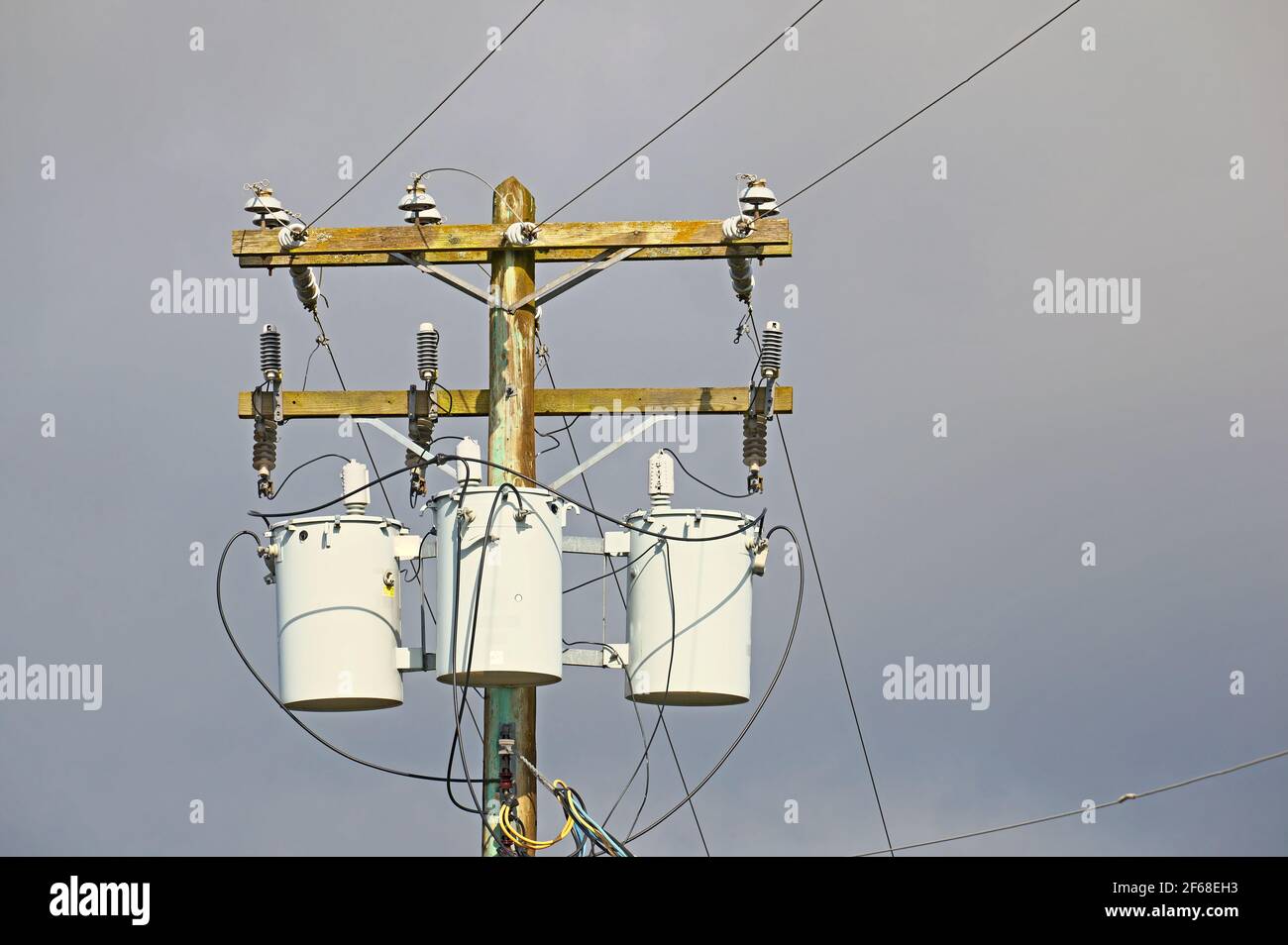 Lignes électriques et transformateurs contre un ciel orageux. Photo. Banque D'Images