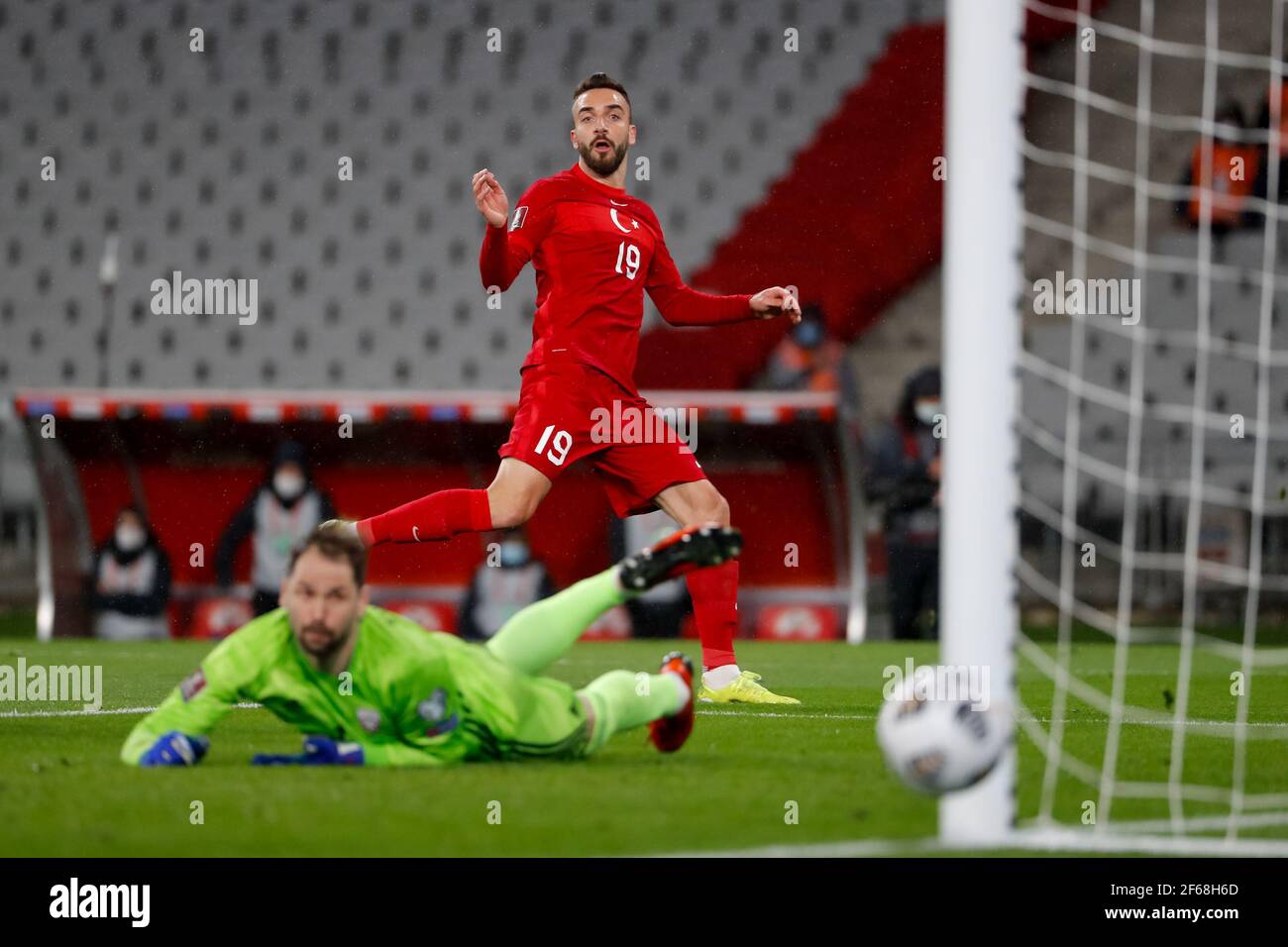 ISTANBUL, TURQUIE - MARS 30: Kenan Karaman de Turquie pendant le match de qualification de coupe du monde entre la Turquie et la Lettonie au stade olympique Ataturk sur Marc Banque D'Images