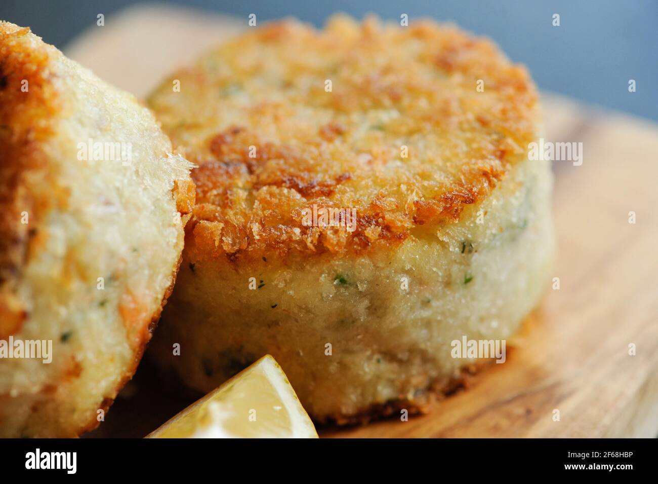 Délicieux gâteaux de poisson préparés dans une cuisine professionnelle Banque D'Images