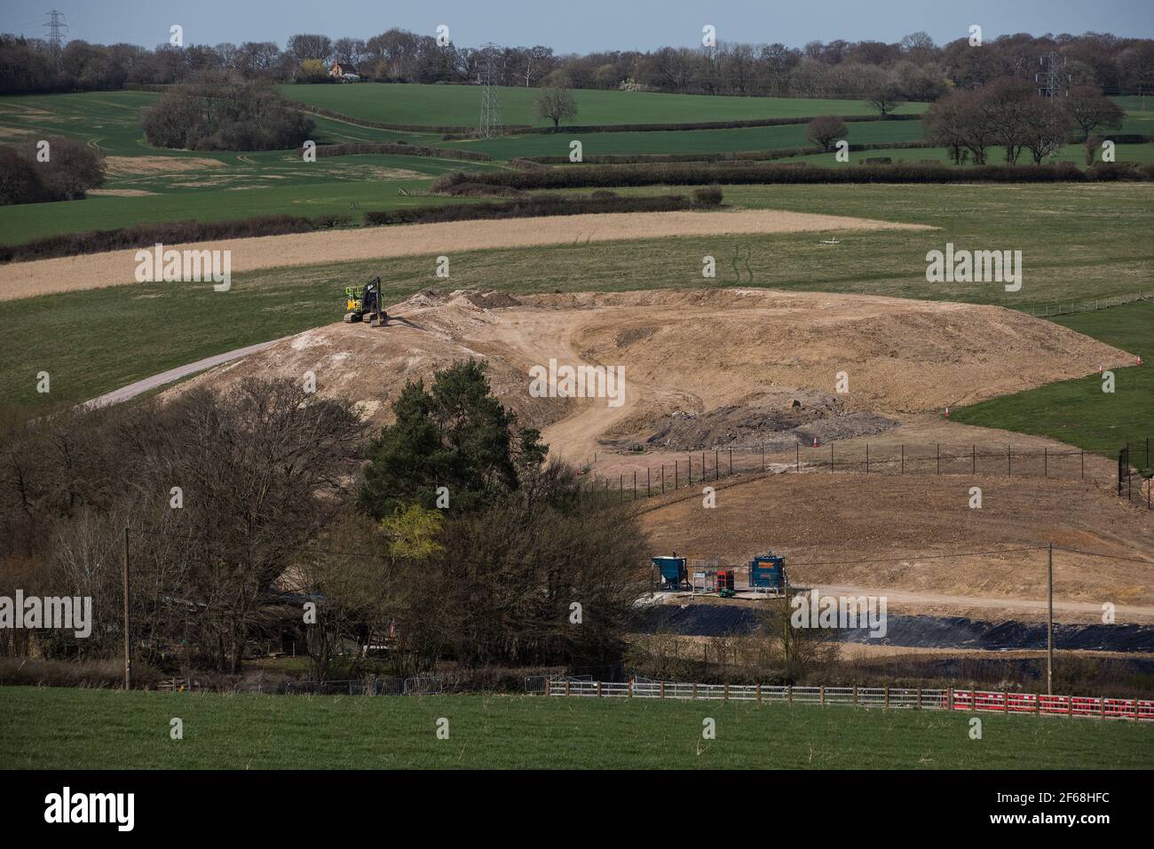 Chalfont St Giles, Royaume-Uni. 30 mars 2021. Vue générale des travaux préparatoires pour un axe de ventilation pour la section tunnel Chiltern de la liaison ferroviaire à grande vitesse HS2. Les travaux, au large de Bottom House Farm Lane, comprennent la construction d'une route de transport temporaire et d'un remblai ainsi que de l'axe de ventilation. Crédit : Mark Kerrison/Alamy Live News Banque D'Images