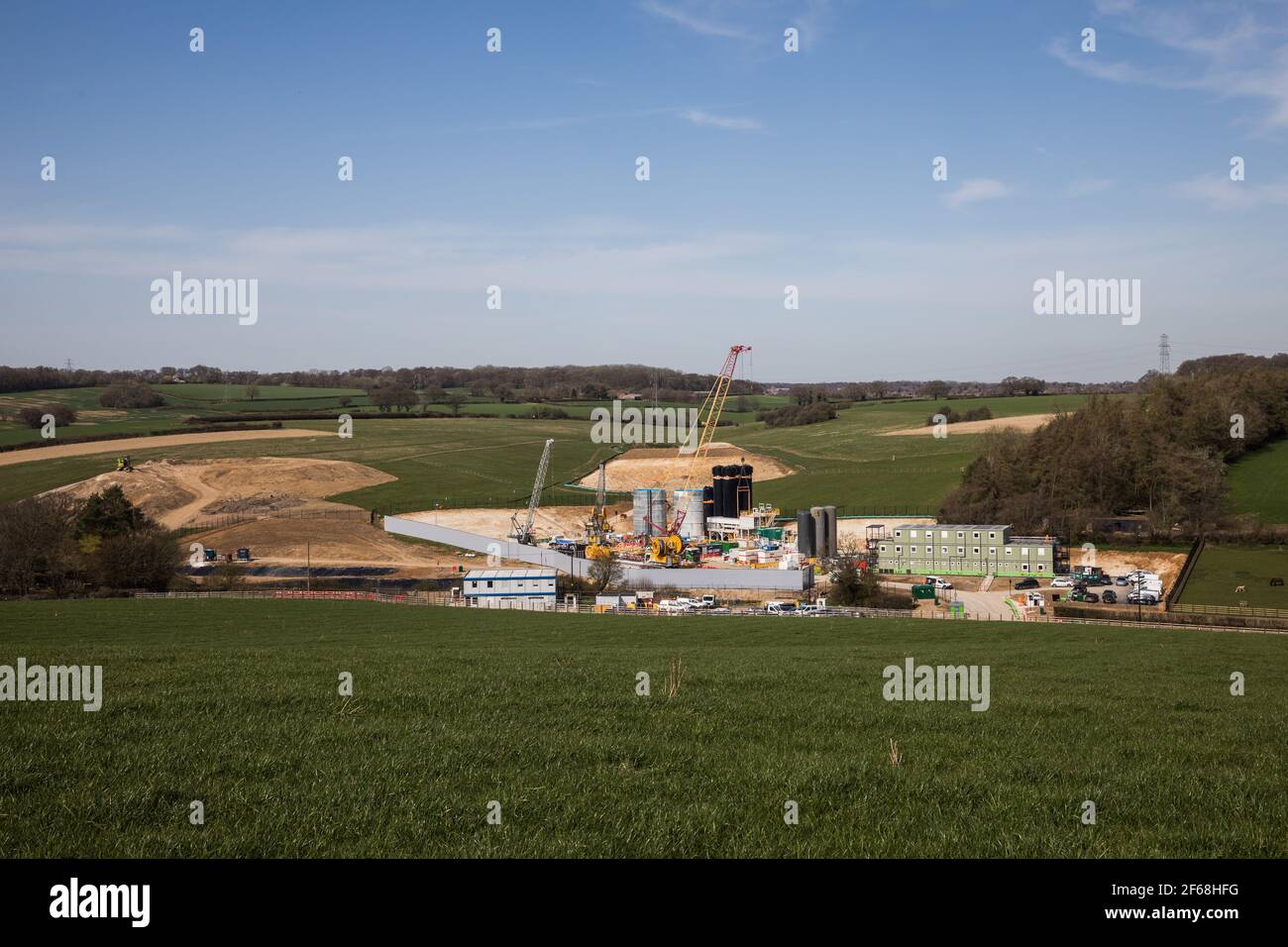 Chalfont St Giles, Royaume-Uni. 30 mars 2021. Vue générale d'un composé de construction pour les travaux sur un axe de ventilation pour la section tunnel Chiltern de la liaison ferroviaire à grande vitesse HS2. Les travaux, au large de Bottom House Farm Lane, comprennent la construction d'une route de transport temporaire et d'un remblai ainsi que de l'axe de ventilation. Crédit : Mark Kerrison/Alamy Live News Banque D'Images