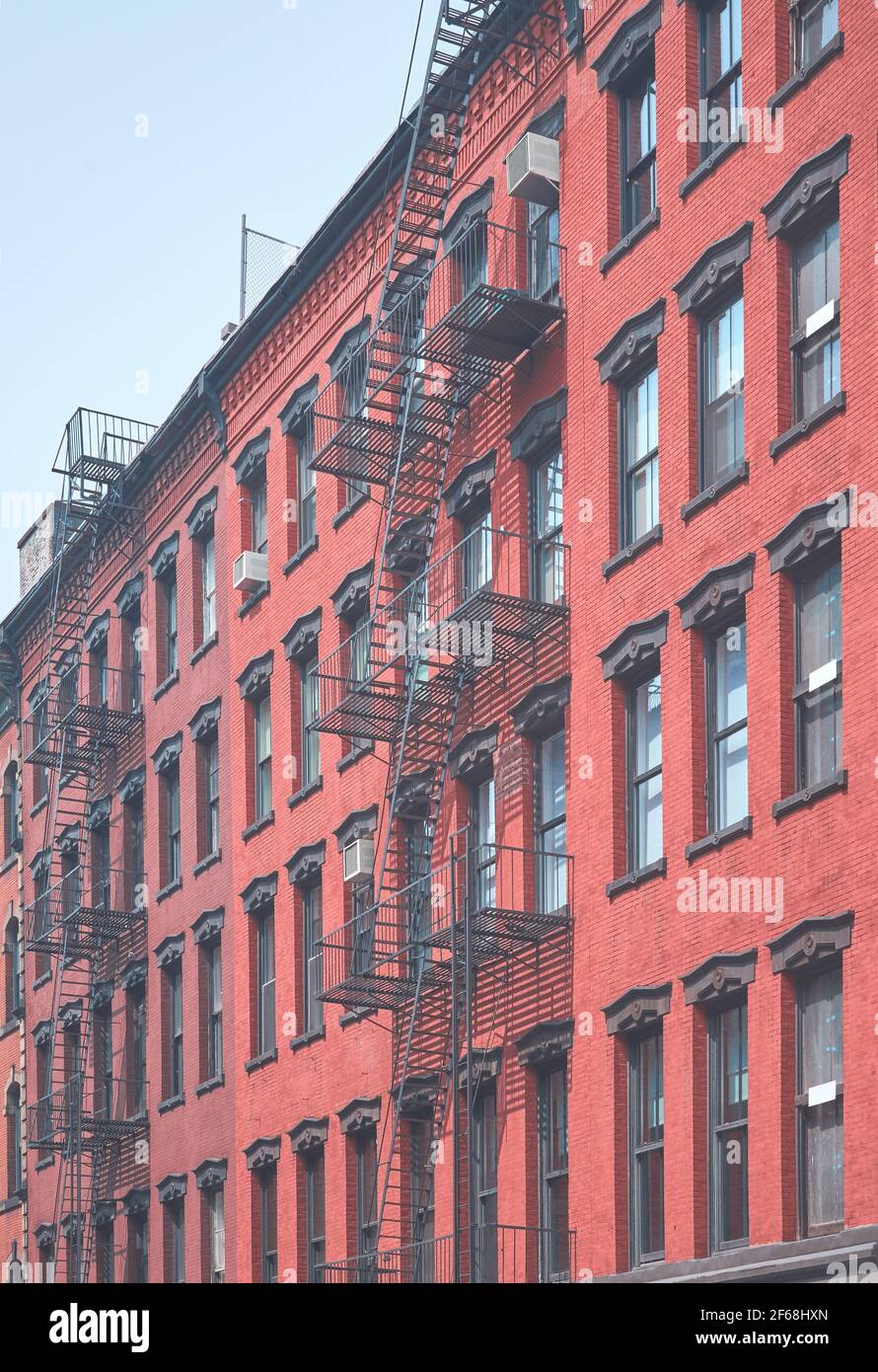 Vieux bâtiment en brique avec échappement de feu de fer, couleurs appliquées, New York City, Etats-Unis. Banque D'Images