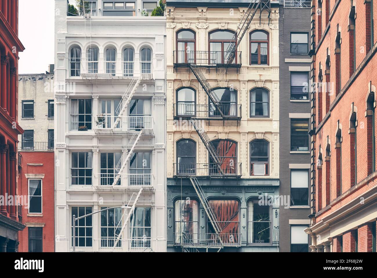 Vieux bâtiments résidentiels avec des évasions de feu de fer, couleurs appliquées, New York City, Etats-Unis. Banque D'Images