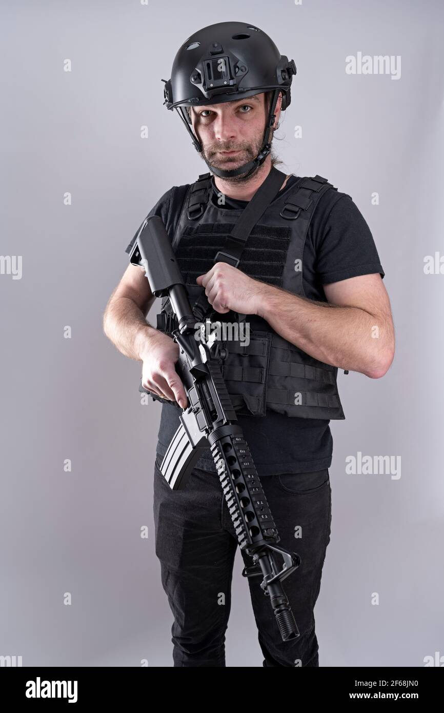 Entièrement équipé pour homme Airsoft regardant la caméra et portant un casque et une veste de protection. Combattez avec des guerriers de haute précision pour un jeu exceptionnel Banque D'Images