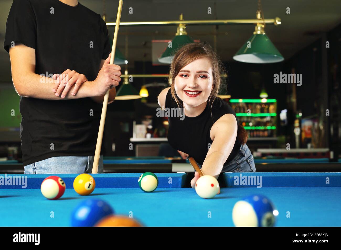 Jouer au billard, le joueur met les balles sur la table de billard. Banque D'Images