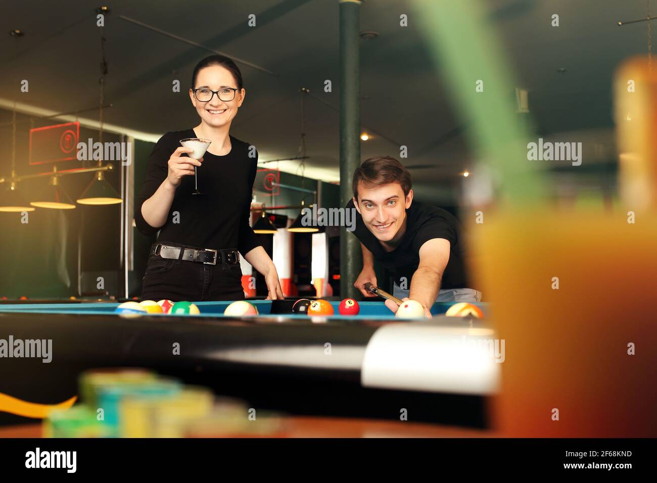 Jouer au billard, le joueur met les balles sur la table de billard. Banque D'Images