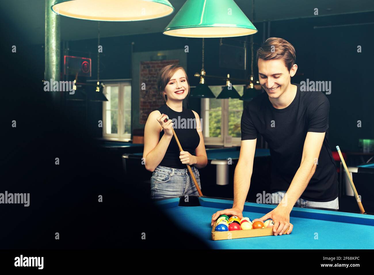 Jouer au billard, le joueur met les balles sur la table de billard. Banque D'Images