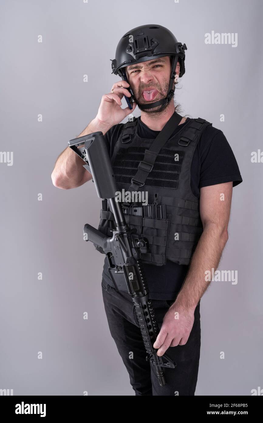 Homme debout équipé d'un casque et d'une veste de protection pour l'aéroglisseur colle sa langue à la caméra, ce qui fait un grimace lors de la confirmation du negoc Banque D'Images