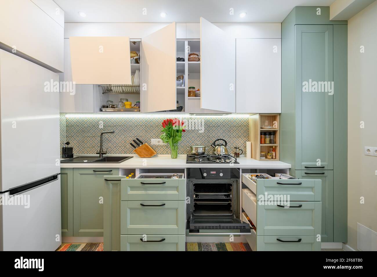 Intérieur de cuisine moderne et confortable, certains tiroirs s'arrachés Banque D'Images