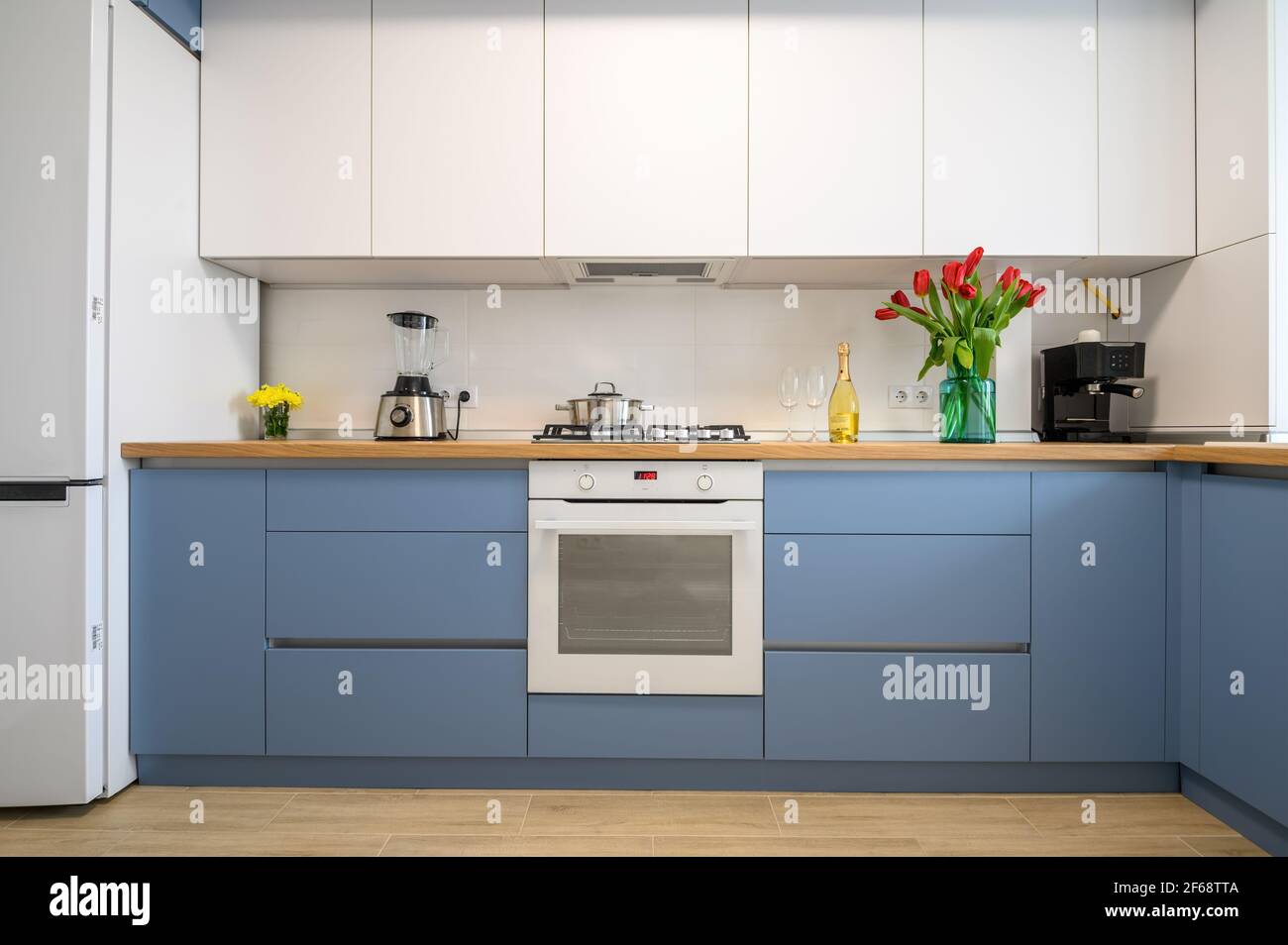 Cuisine intérieure moderne bleu-bleu sarcelle, mobilier en façade Banque D'Images