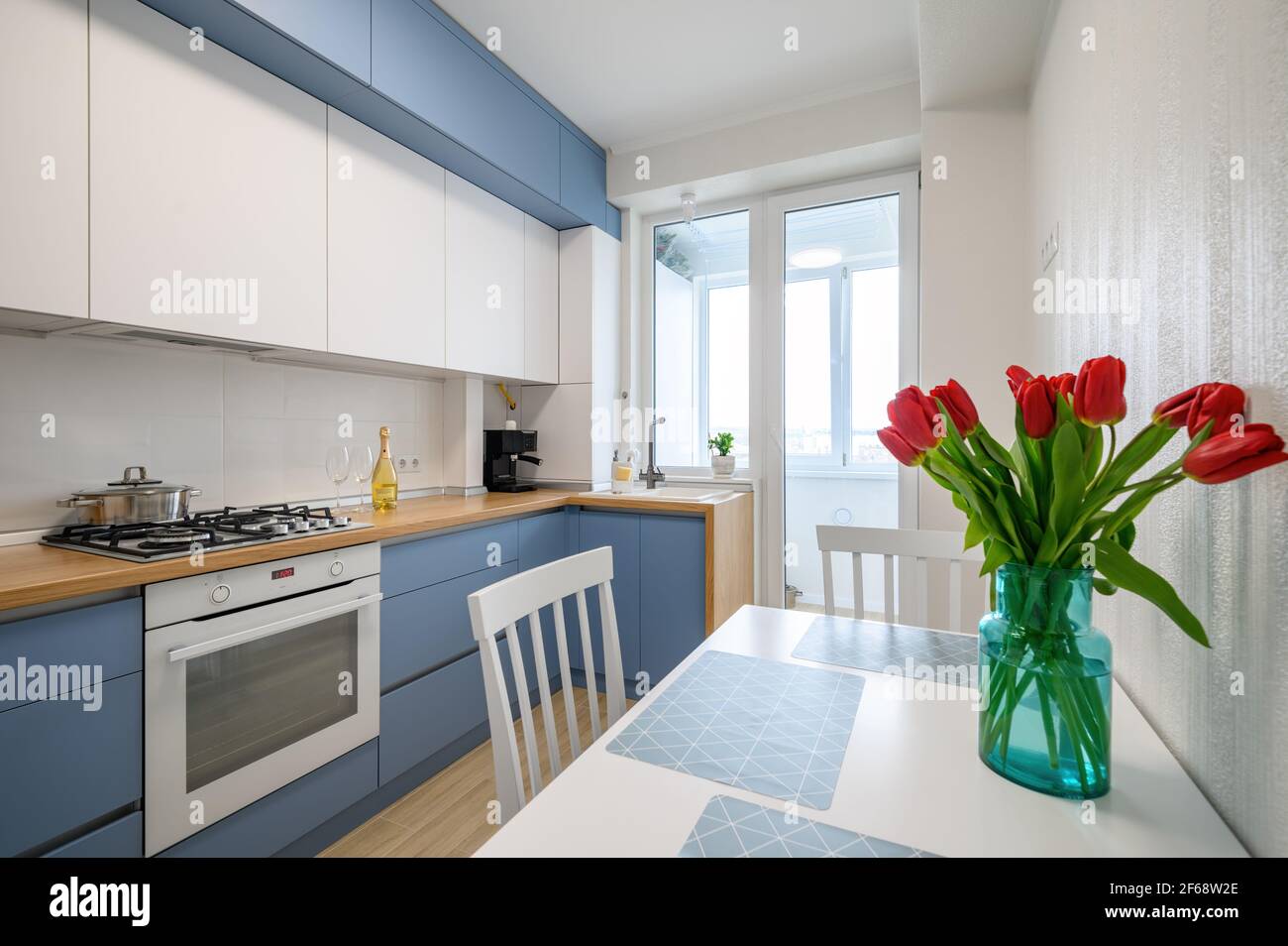 Intérieur de cuisine moderne et confortable, certains tiroirs s'arrachés Banque D'Images