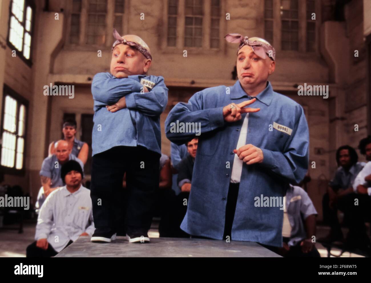 Verne Troyer, Mike Myers, « Austin Powers in Goldmember » (2002). Crédit photo: Melinda Sue Gordon/New Line Cinema/THA. Référence du fichier # 34082-1210THA Banque D'Images