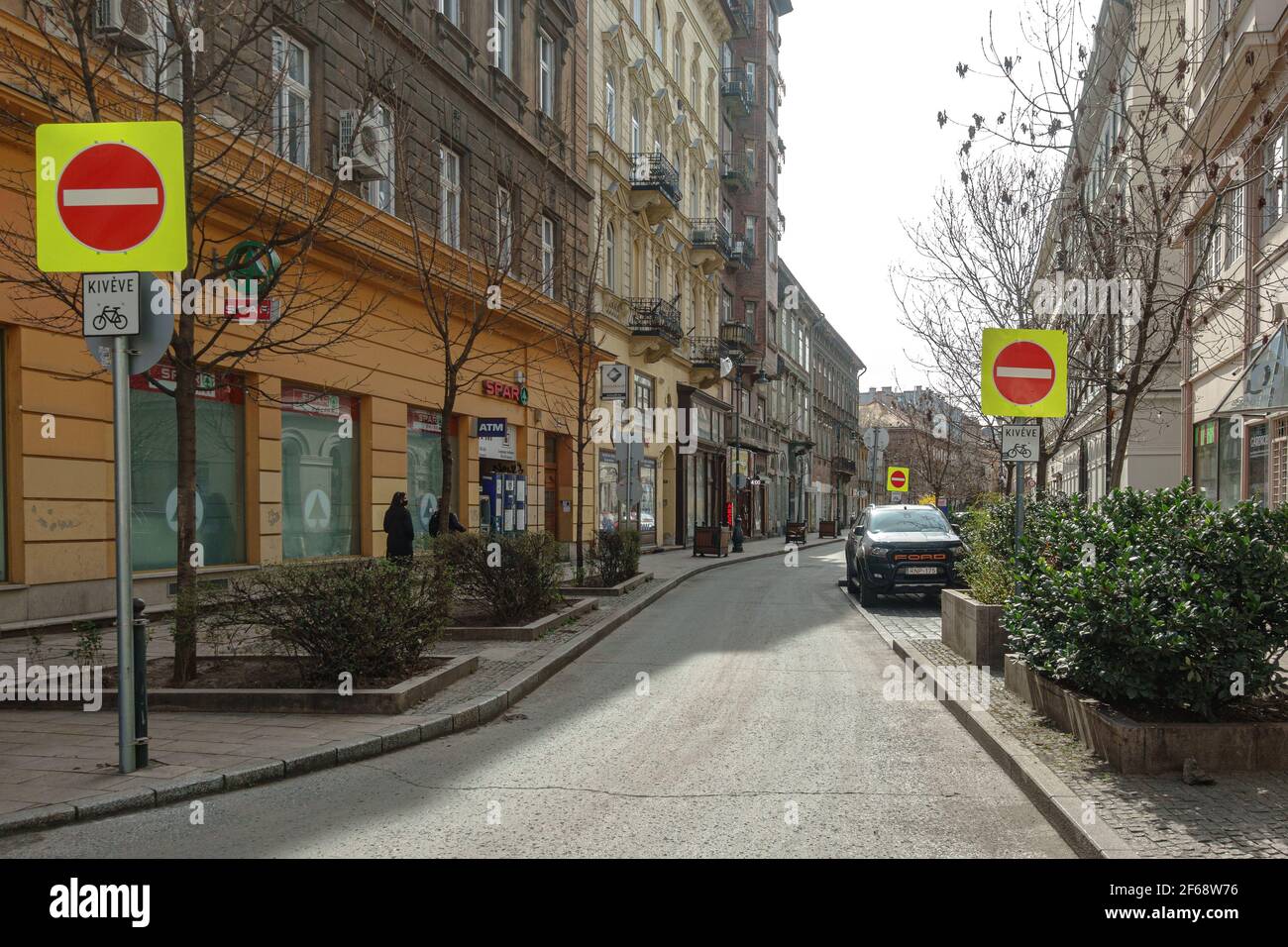 Aucun panneau d'entrée sur Kiraly utca à Budapest sur un début du printemps Banque D'Images