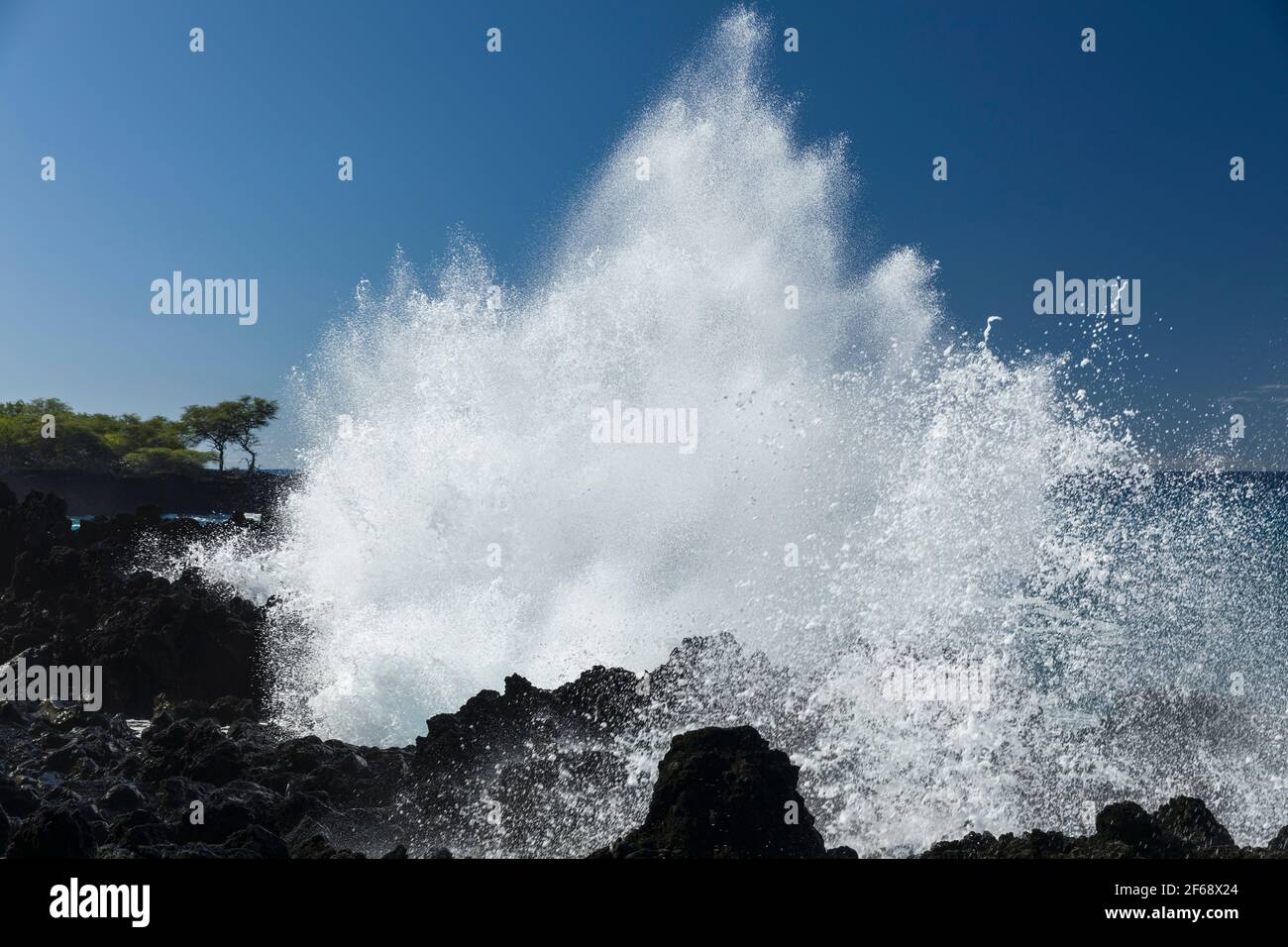 Hauts vagues sur la lave à la fin du monde sur Kuamo'o Bay, South Kona, Hawaï Banque D'Images
